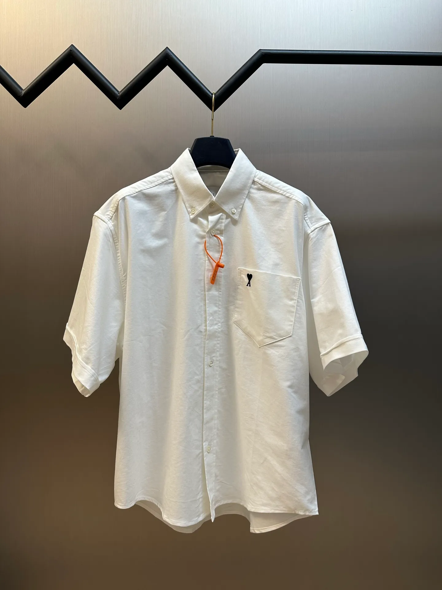 Ami love heart embroidered short-sleeved shirt is made of custom-made high-density double-ply oxford fabric. The black silk thread is embroidered with love hearts on the chest. It is low-key and powerful. It is bounded by pockets and hides French romance. Using imported machine embroidery technology, advanced computer control systems and precision mechanical components, Ami love embroidery operations are realized. size:37.38.39.40